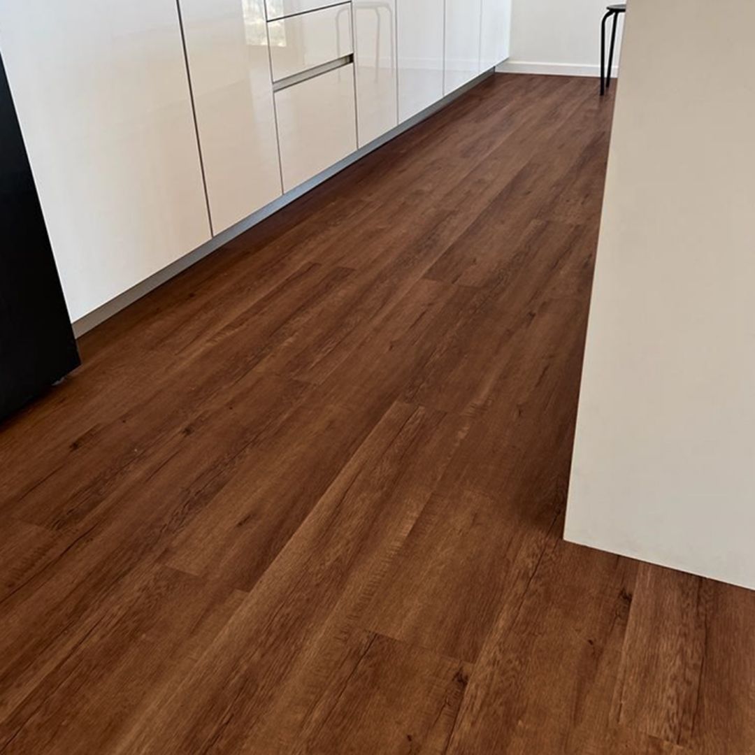 Piso Vinílico SPC 18x122 Roble Oscuro 5,5mm