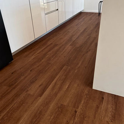 Piso Vinílico SPC 18x122 Roble Oscuro 5,5mm