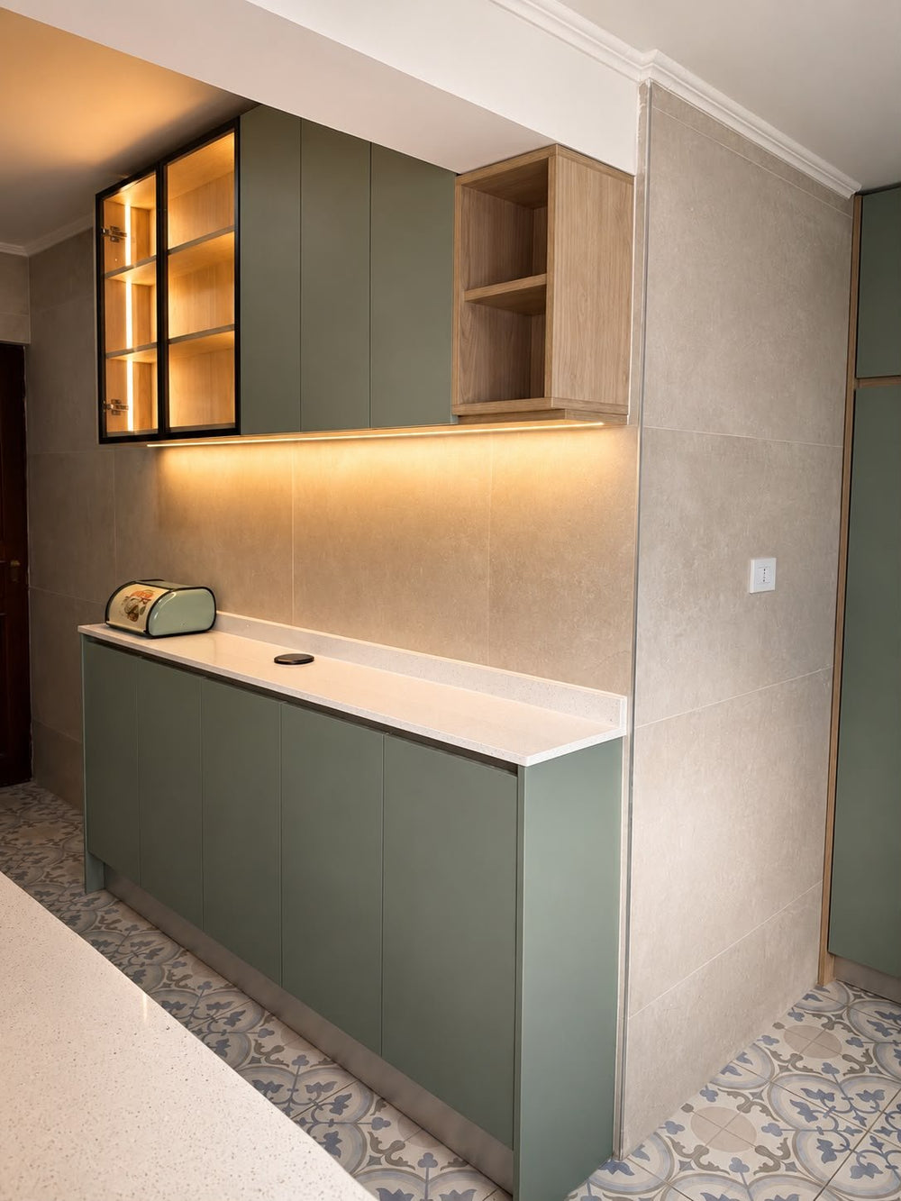 Obra de cliente: Cassian Sand 60x120 en muro de cocina - La Casa de la Cerámica