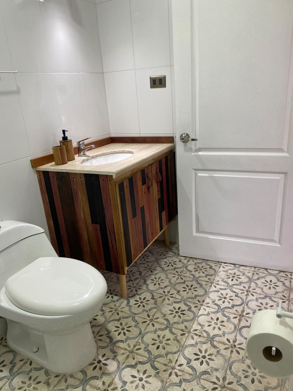 Obra de cliente: Leeds Blue 45x45 en baño - La Casa de la Cerámica