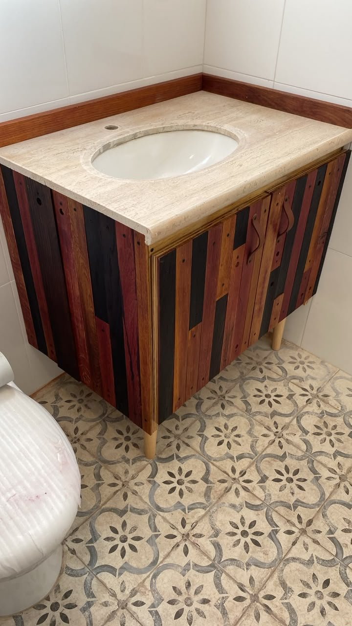 Obra de cliente: Leeds Blue 45x45 en baño - La Casa de la Cerámica