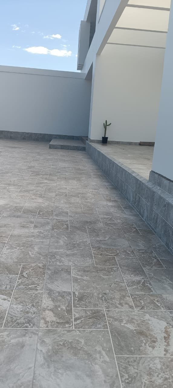 Obra de cliente: Rapolano Stone 56x56 en terraza - La Casa de la Cerámica