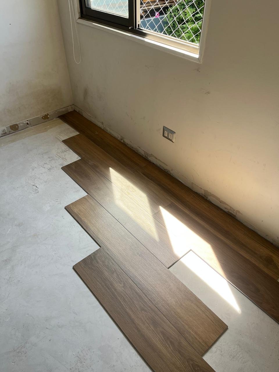 Obra de cliente: Walkyria Fresno 20x120 en instalación - La Casa de la Cerámica