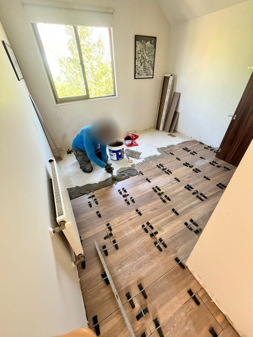 Obra de cliente: Walkyria Fresno 20x120 en instalación - La Casa de la Cerámica