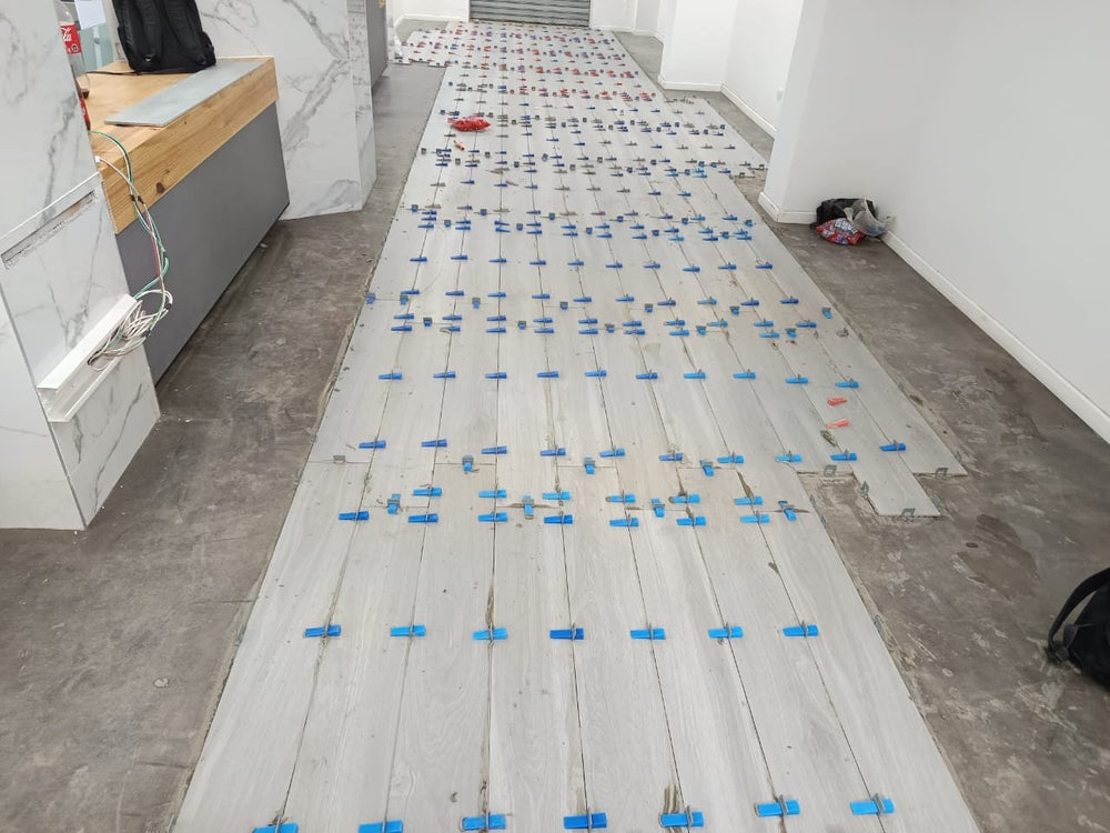 Obra de cliente: Walkyria Silver 20x120 en instalación - La Casa de la Cerámica