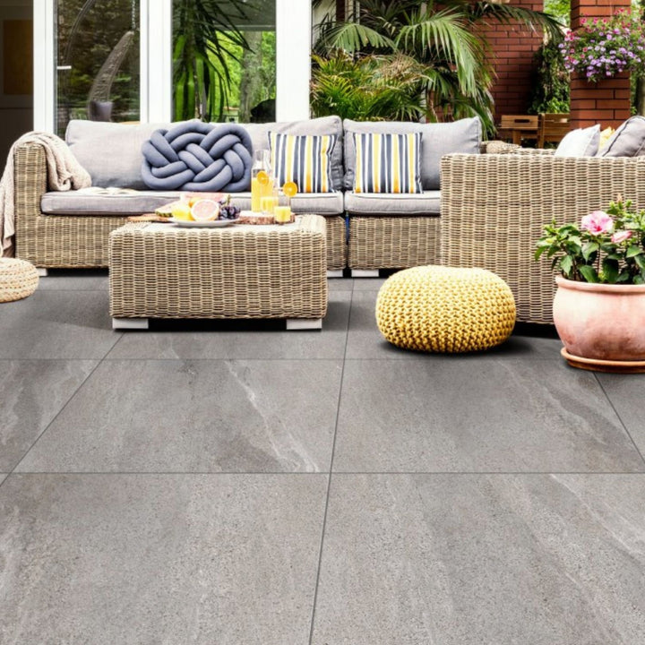 Cerámica tipo piedra 60x60 Petros Gray Out - ambiente instalado